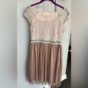 A’Reve Dress- Lace top and Tulle Bottom- Beautiful Neutral Colors! Size Small!